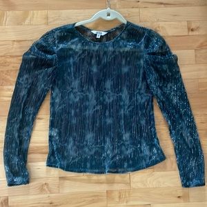 Adorable shimmer blouse with puffy sleeves